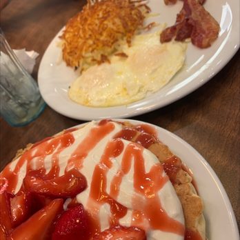Denny's - Strawberry dream cakes - Diners Near Me - Puyallup, Washington