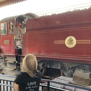 Universal Studios Florida - Hogwarts Express Train - Amusement Parks Near Me - Orlando, Florida