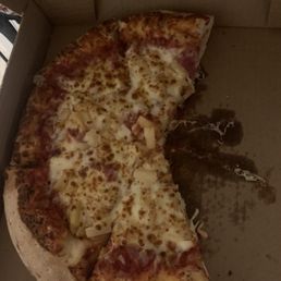 Medium hand tossed crust Hawaiian. Sooooo stinking good. The cheese is perfect and melty, pineapple all over Medium hand tossed crust Hawaiian. Sooooo stinking good. The cheese is perfect and melty, pineapple all over