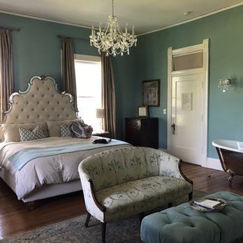 Twelve Oaks Bed and Breakfast - Katherine's Mirror Image Grand Suite - Bed & Breakfast Near Me - Covington, Georgia Twelve Oaks Bed and Breakfast - Katherine's Mirror Image Grand Suite - Bed & Breakfast Near Me - Covington, Georgia