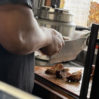 Pagaikiki’s Kitchen - Cutting up huli huli chicken - Food Trucks Near Me - Pearl Harbor, Hawaii Pagaikiki’s Kitchen - Cutting up huli huli chicken - Food Trucks Near Me - Pearl Harbor, Hawaii