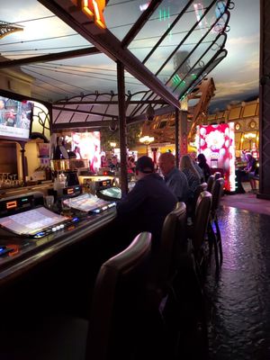 Gustav’s Bar by null