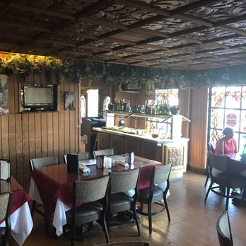 Hank's Italian Restaurant - Indoor and outdoor dining - Pizza Near Me - Torrance, California Hank's Italian Restaurant - Indoor and outdoor dining - Pizza Near Me - Torrance, California