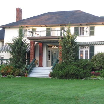 The Briars Resort & Spa - Looking at historic section of inn. - Venues & Event Spaces Near Me - Jacksons Point, Ontario