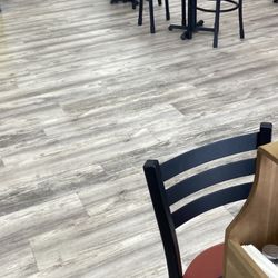 Connie's Grill - Dinning area... clean clean