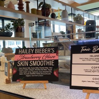 Erewhon - Smoothie bar - Grocery Near Me - Santa Monica, California