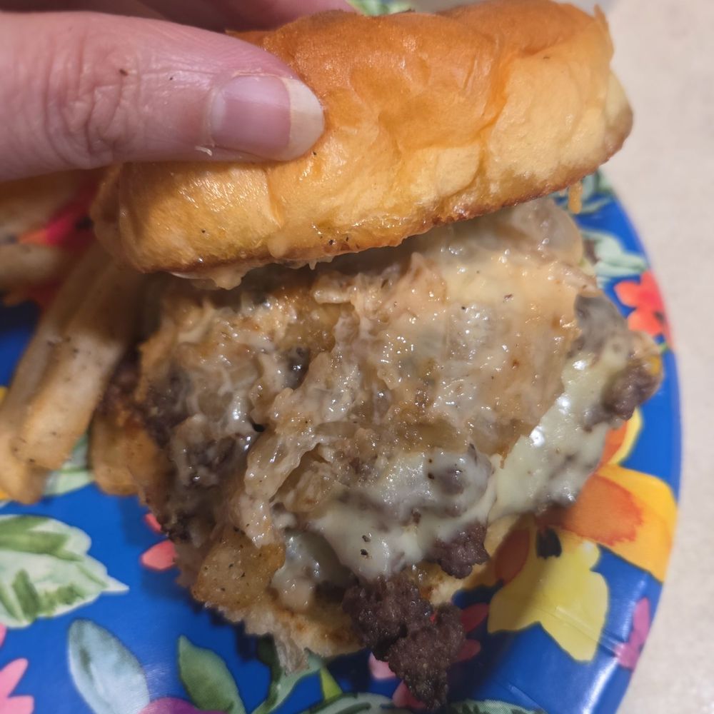 Smash Em’s Burger Bar - Garlic burger - Burgers Near Me - St. Louis, Missouri Smash Em’s Burger Bar - Garlic burger - Burgers Near Me - St. Louis, Missouri