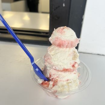 Handels Homemade Ice Cream - Strawberry cheesecake ice cream - Ice Cream & Frozen Yogurt Near Me - Oceanside, California