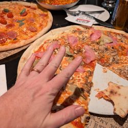 L‘Osteria - Two pizzas and some pasta filled the table. Really big pizza.