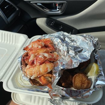 Red's Eats - Lobster Roll stacked so high, you can't even see the bun! - Seafood Near Me - Wiscasset, Maine Red's Eats - Lobster Roll stacked so high, you can't even see the bun! - Seafood Near Me - Wiscasset, Maine