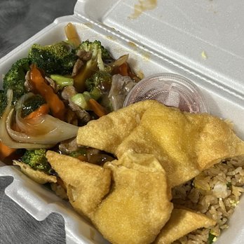 Duc's Vietnamese - Beef and broccoli lunch special - Vietnamese Near Me - Woodbury, Minnesota
