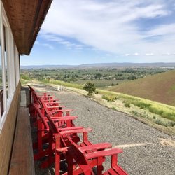 Daven Lore Winery - Seating to enjoy your wine and the views