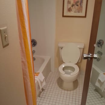 La Quinta by Wyndham Jackson - Bathroom - Hotels Near Me - Jackson, Tennessee La Quinta by Wyndham Jackson - Bathroom - Hotels Near Me - Jackson, Tennessee