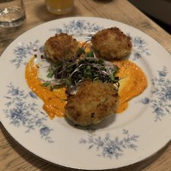L May Eatery - Crab Cakes