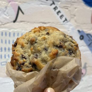Levain Bakery - Upper East Side, NYC - Chocolate chip cookies - Bakeries Near Me - New York, New York