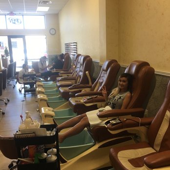 Glamorous Nail Salon - Getting her nails done! - Nail Technicians Near Me - Midvale, Utah