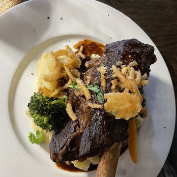 Flour Mill Scratch Kitchen Restaurant - Short ribs. Mashed potatoes instead of pureed cauliflower. Bland - Canadian (New) Near Me - Niagara Falls, Ontario
