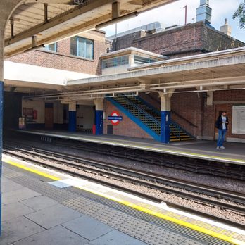 Ealing Common Station - Platform - Train Stations Near Me - London, XGL