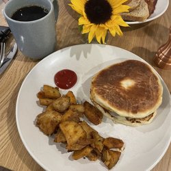 Folklore Provisions - Chourico & hash sandwich with homefries