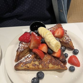 Briarpatch Restaurant - French toast with Seasonal Fresh Fruit - American Near Me - Winter Park, Florida