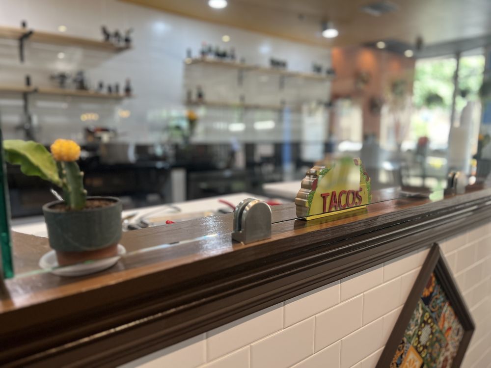 Two Chicks Tacos Logo