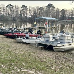 Holly Park Marina - Boats have to park in the cove. one old man was using a step ladder to get in his barge.