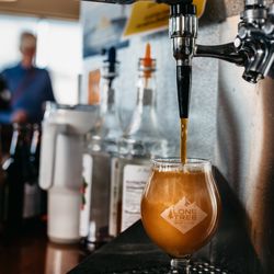 Lone Tree Brewing - Nitro beer pour