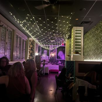 Roxanne’s - Cocktail Bars Near Me - Boston, Massachusetts Roxanne’s - Cocktail Bars Near Me - Boston, Massachusetts