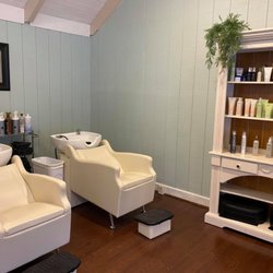 La La's Salon  - Shampoo area