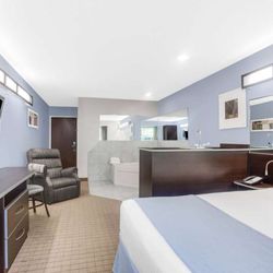 Microtel Inn & Suites by Wyndham Bath - Guest room