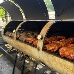 DAMO BBQ - BIG Poppa loaded with shoulders.