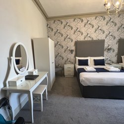 Abbotsford Lodge Hotel - Spacious room with tall ceilings and well designed. Vanity, queen and twin sized beds.
