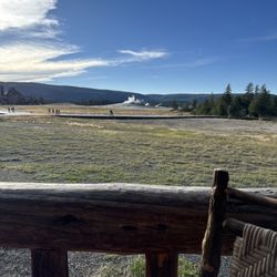 Old Faithful Lodge Cafeteria & Bake Shop - Best dinner view ever!