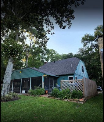 Supreme Roofing Solutions Logo