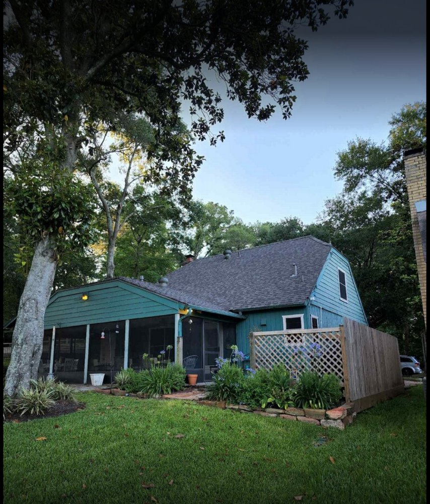 Slide of Supreme Roofing Solutions