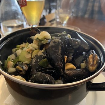 De Reiger - Mussels - Gastropubs Near Me - Amsterdam, New Hampshire