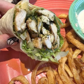 The Edison Diner - Pesto chicken wrap - Diners Near Me - Edison, New Jersey The Edison Diner - Pesto chicken wrap - Diners Near Me - Edison, New Jersey