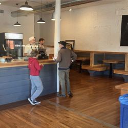 Bodega pizza - Dining room~