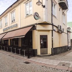 Espresso House - exteriör, april 2016 (obs ingången ligger inte här i hörnan utan mitt på huset)