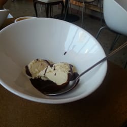 Petit Cafe - Helado de mazapán con chocolate caliente. Yum!