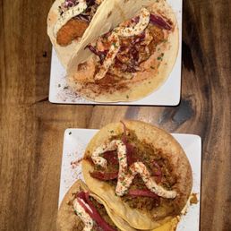 Tacos de carnitas and fish tacos Tacos de carnitas and fish tacos