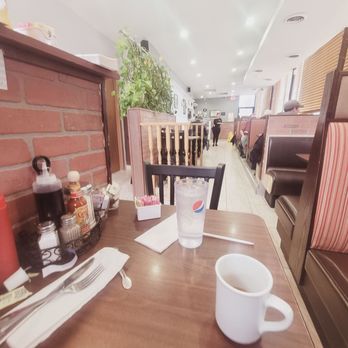 Golden Grill - Dining area - American Near Me - Berkley, Michigan