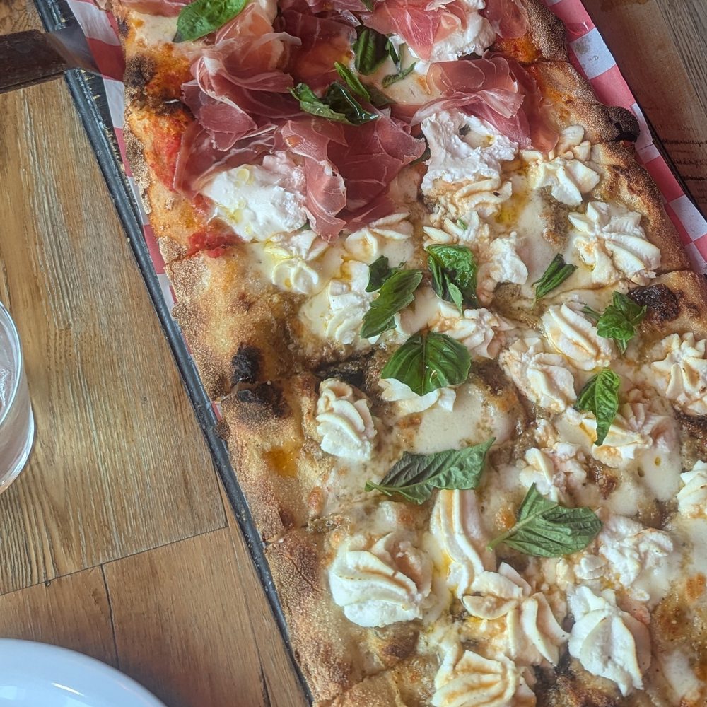 burata and snow white pizza, AMAZING! burata and snow white pizza, AMAZING!