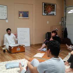 Vishnu-devananda Yoga Vedanta Center - Reading and explaining one of the Vedanta literature
