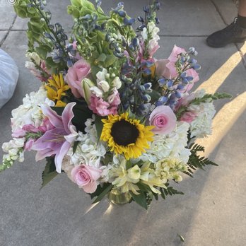 Amazing Flowers - Beautiful arrangement - Florists Near Me - Baypoint , California