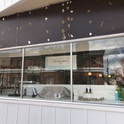 The BeaHive Salon - Store front