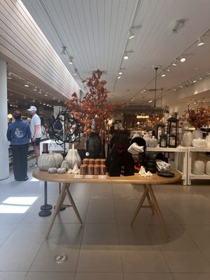 Crate & Barrel by null