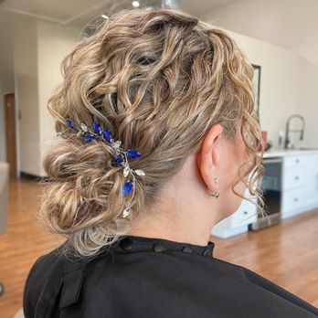 Valor Curl Company - Curly Wedding Hair Styling - Hair Salons Near Me - Madison, Wisconsin Valor Curl Company - Curly Wedding Hair Styling - Hair Salons Near Me - Madison, Wisconsin