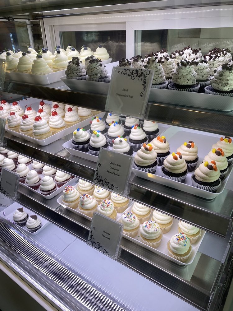 Sweet Lolita’s Gourmet Cupcakes & Sweet Treats Logo