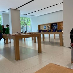 Apple Clarendon - Inside